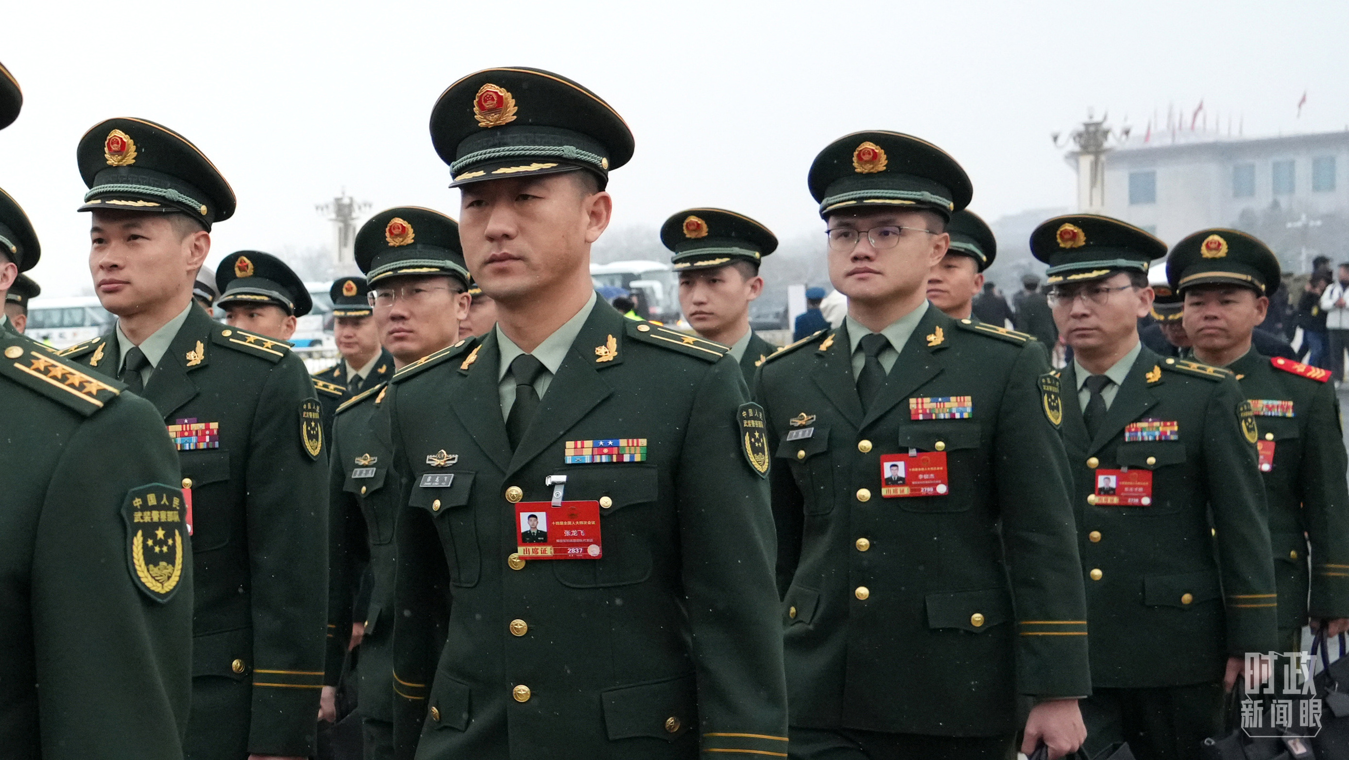 △3月5日，解放军和武警部队代表团列队走向十四届全国人大四次会议开幕会场。（解放军报王俊拍摄）