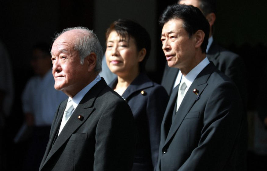 8月15日，自民党高层集体参拜靖国神社，从左到右：铃木俊一、有村治子、西村康稔