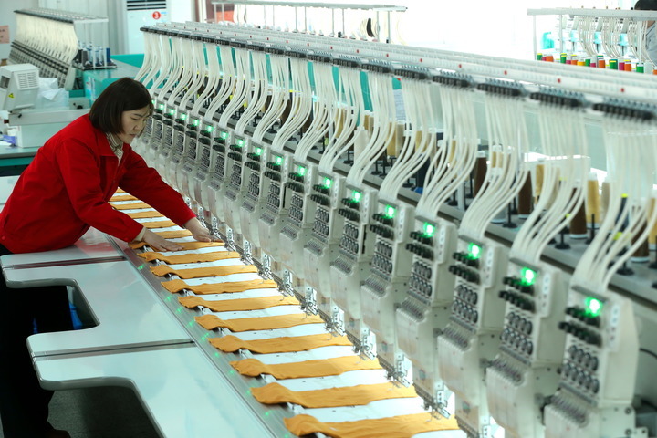 2月22日，山东省青岛市即墨区即发集团有限公司的工人在绣花生产线上忙碌。新华社发（梁孝鹏 摄）
