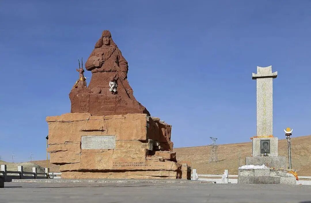 △可可西里无人区腹地太阳湖湖边索南达杰烈士的雕像和纪念碑