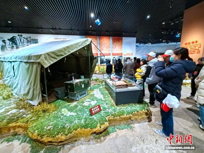 资料图为青海省先进工作者代表在原子城纪念馆参观。李隽 摄