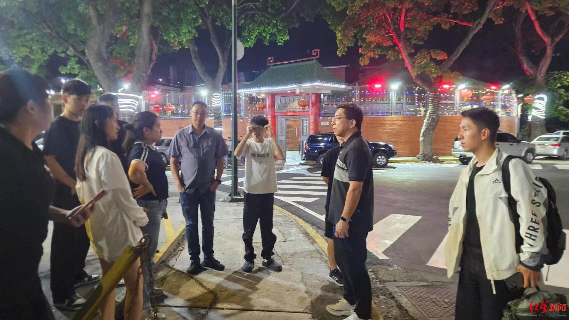 ▲救援人员正转移被困中国同胞至华人社区安置 图源受访者