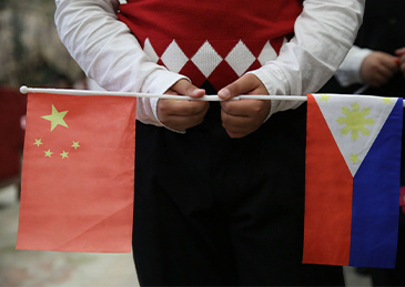 资料图:中国国旗和菲律宾国旗。
