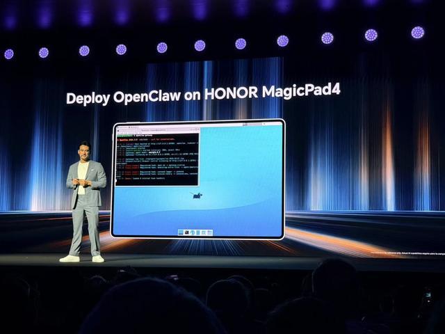 刚刚,荣耀人形机器人热舞亮相欧洲!全球第一个“机器人手机”真机首秀