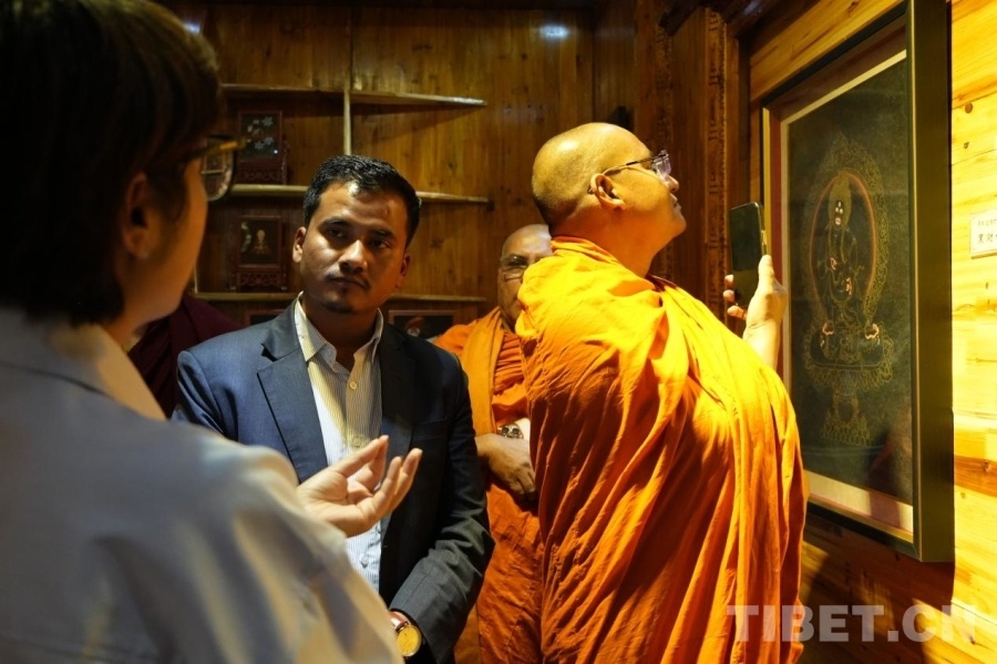 尼泊尔蓝毗尼开发委员会委员Shyam Bahadur Mijar同多国宗教界人士一道参访西藏日喀则恰嘉钦默唐卡公司 摄影：张艺彤
