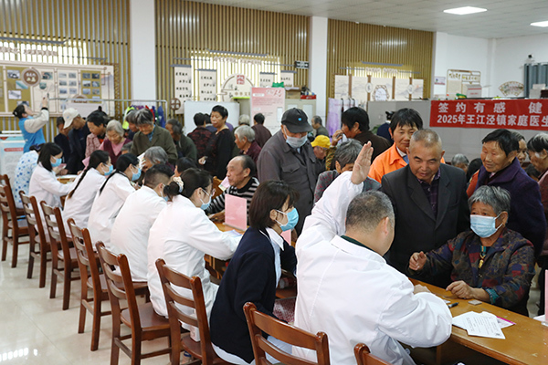 2025年10月23日，在浙江省嘉兴市秀洲区王江泾镇莫家甸村，医生正在为村民开展义诊活动。 IC Photo