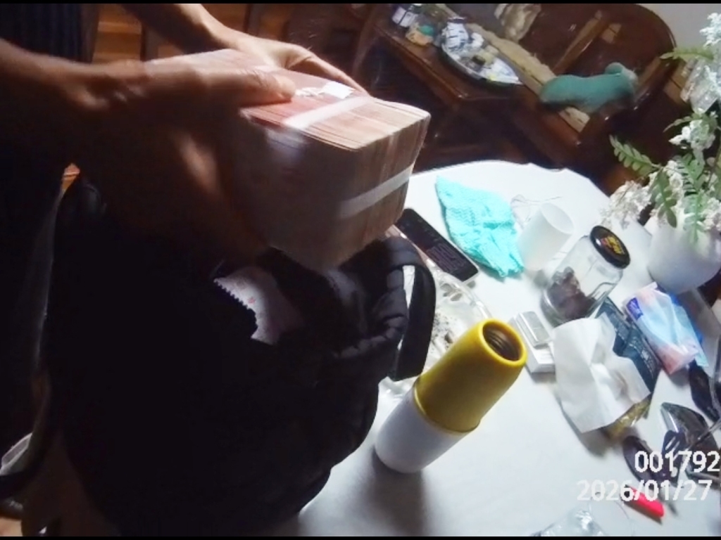 民警在周女士背包中找到取现出