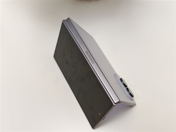 三星Galaxy Z Fold8真机图赏：安卓首款阔折叠 12999元
