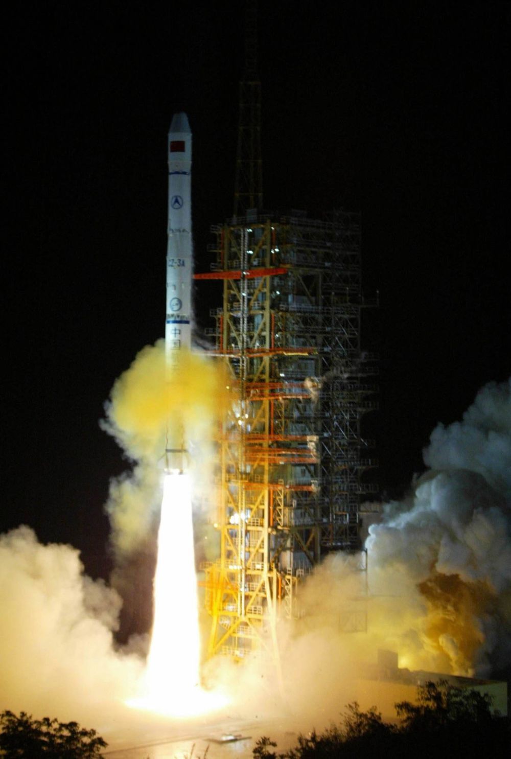 2003年5月25日,我国在西昌卫星发射中心用“长征三号甲”运载火箭,成功地将第三颗“北斗一号”导航定位卫星送入太空。新华社记者 李刚 摄