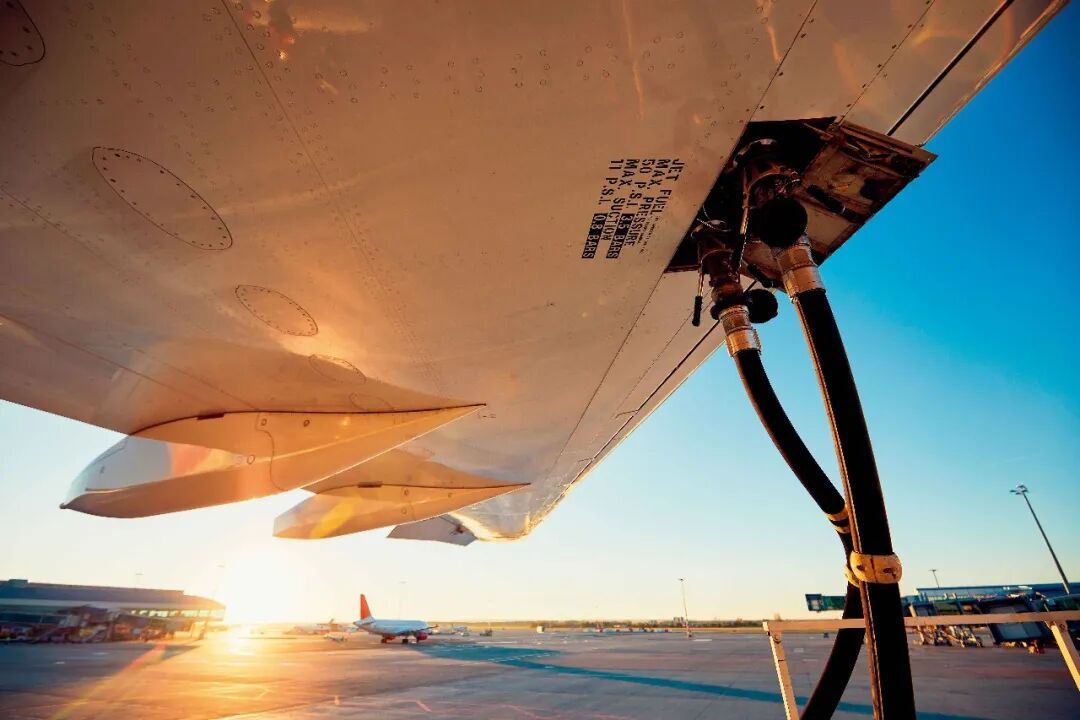 霍尔木兹海峡封闭后,航空燃油价格飙升。图/视觉中国