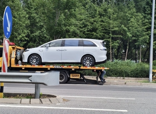 拒绝方盒子造型！享界V8实车图曝光：预计售价30万起