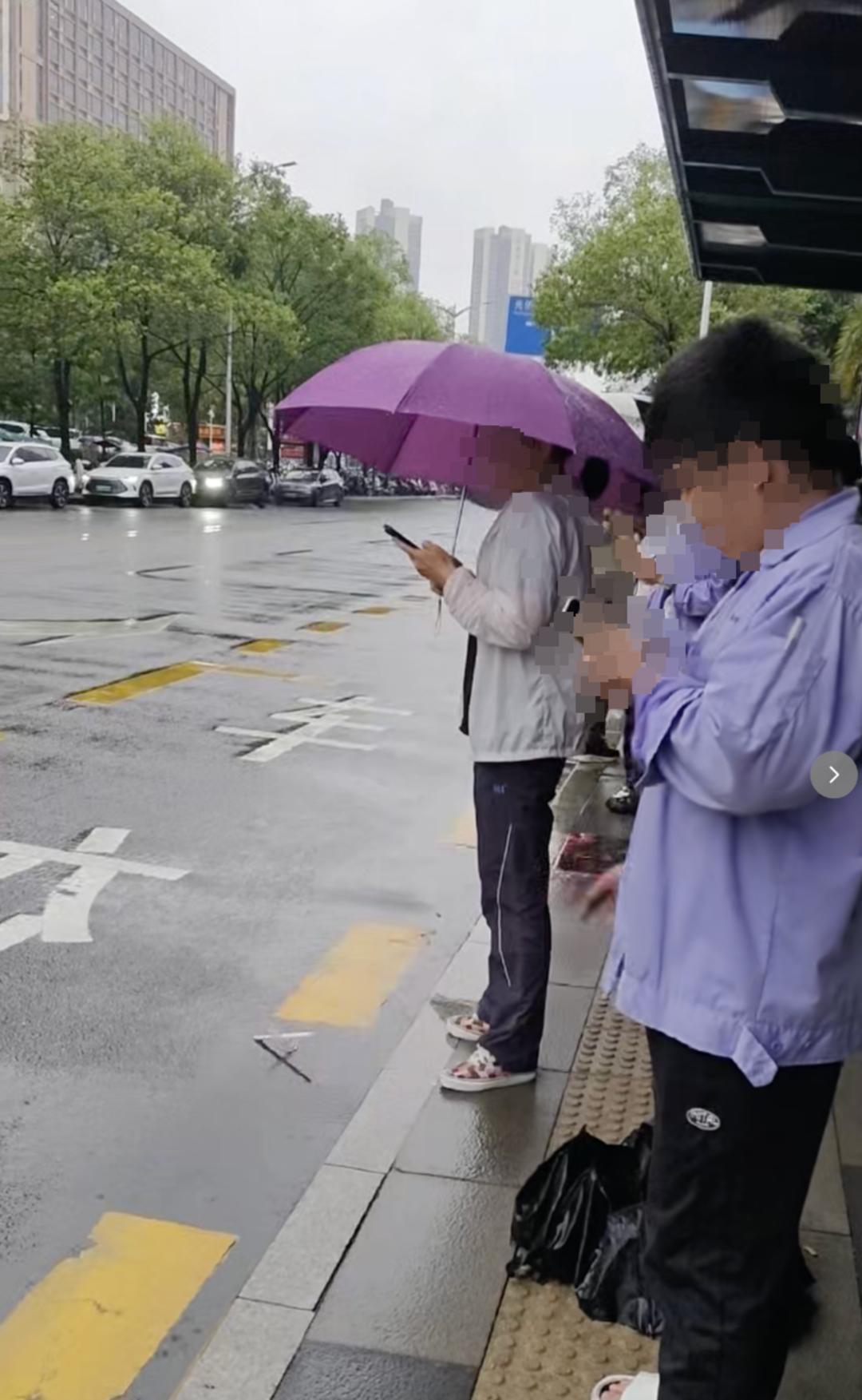 ↑4月24日事发后的视频截图。图据封面新闻