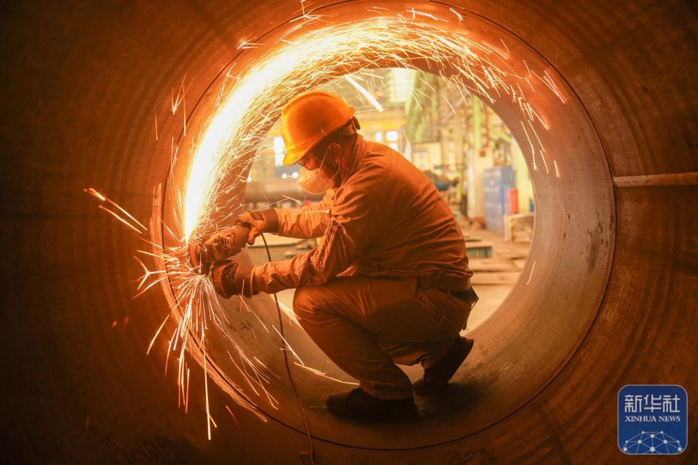 ↑ 2月24日,在四川眉山天府新区中建钢构四川有限公司车间,工人赶制钢结构产品。新华社发(翁光建摄)