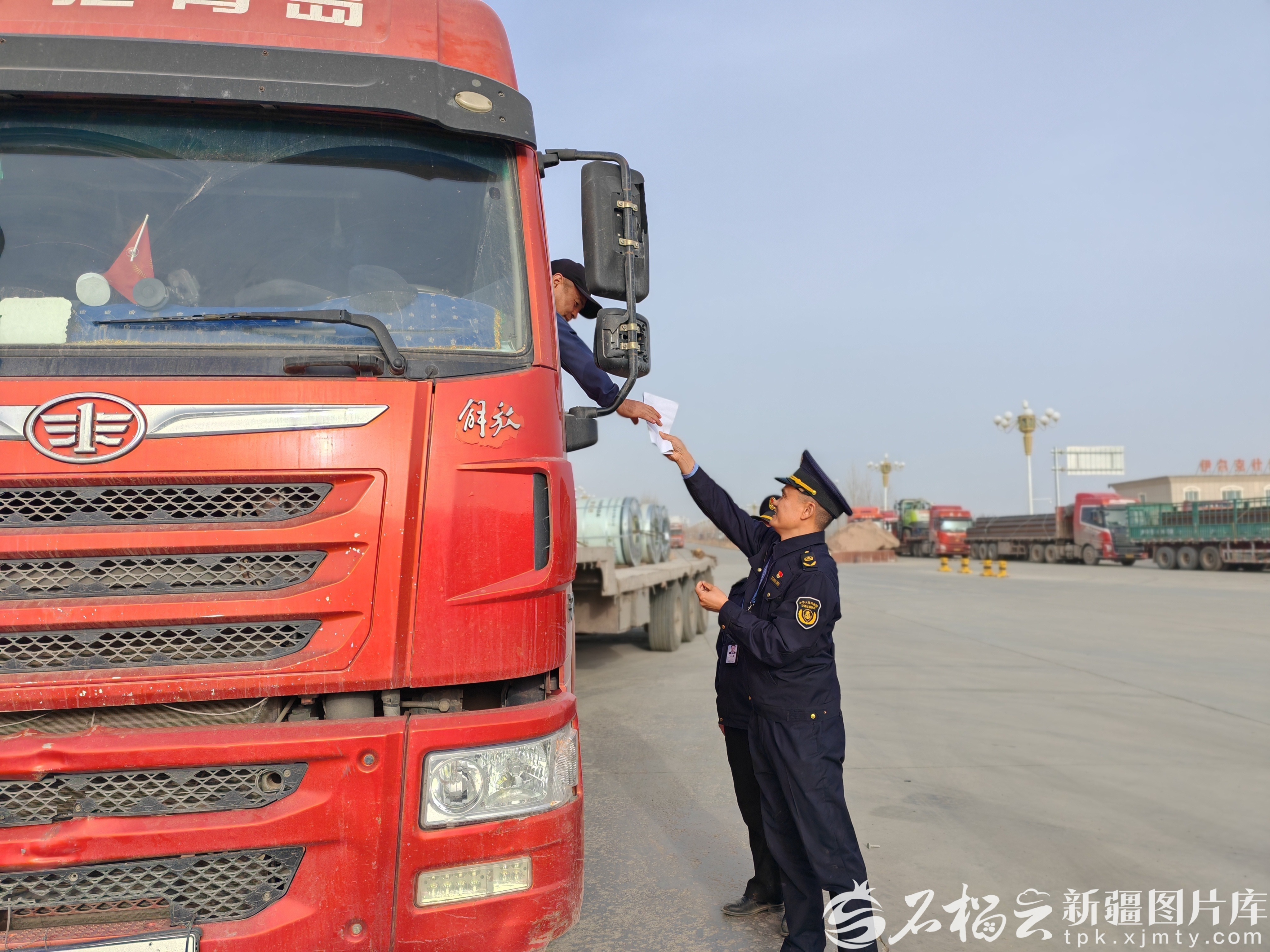 3月27日下午，伊尔克什坦口岸国际道路运输管理局执法人员在检查车辆通关手续。逯风暴摄