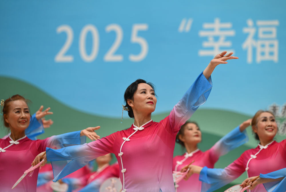 2025年6月23日,在重庆市南岸区江南体育馆内,海棠溪街道代表队在2025“幸福南岸”重庆市南岸区第十九届广场舞展演活动上表演节目。新华社记者 陈诚 摄