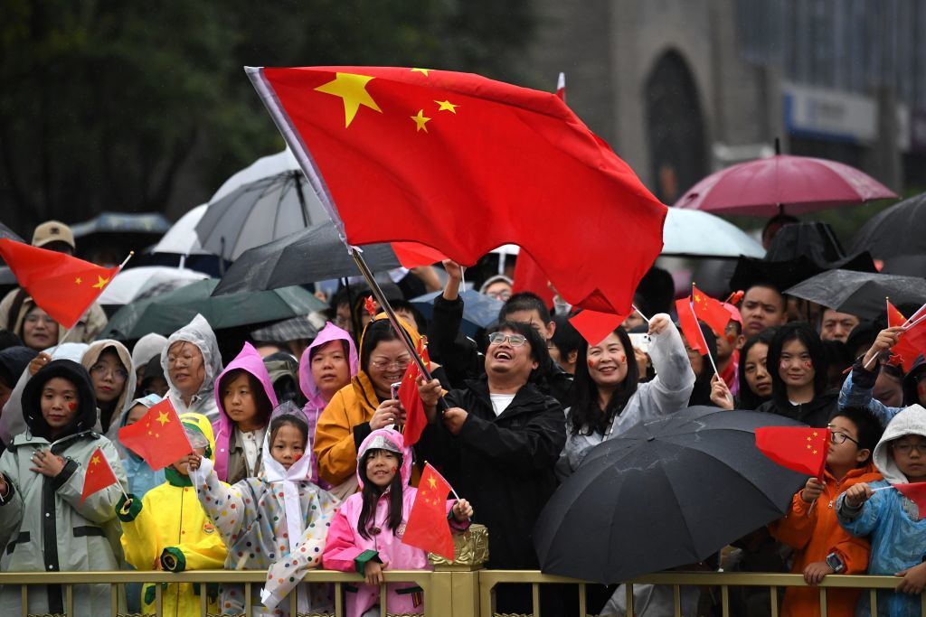 2025年10月1日,人们在陕西省西安市新城广场观看升旗仪式。新华社记者 李一博 摄