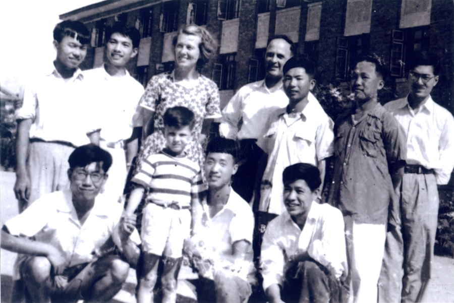 1957年，伊莎白&middot;柯鲁克与学生们留影，柯马凯在母亲身前。来源：受访者供图