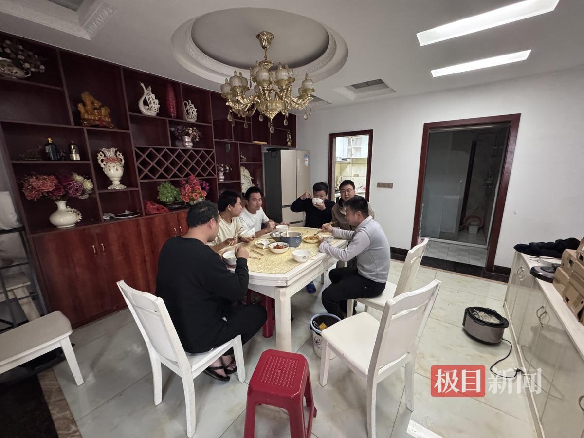来自江西、湖北、福建等地的闪婚被骗受害人(极目新闻记者 邓波 摄)