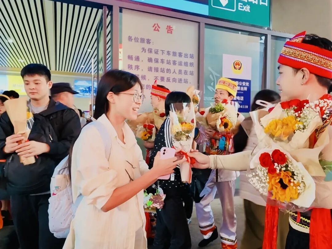 收到花束的旅客们笑逐颜开.JPG