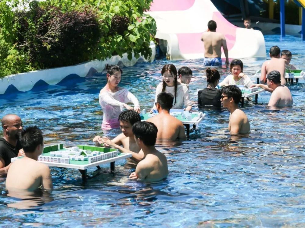 7月14日，游客在重庆涪陵美心红酒小镇体验水中麻将。杨孝永 摄