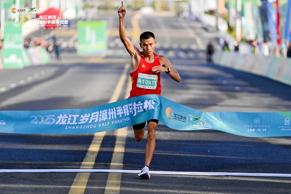 李政跃作为职业跑者,去年的个人最好成绩𰹆小