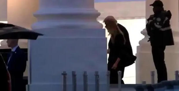 特朗普夫妇紧急撤离现场的画面