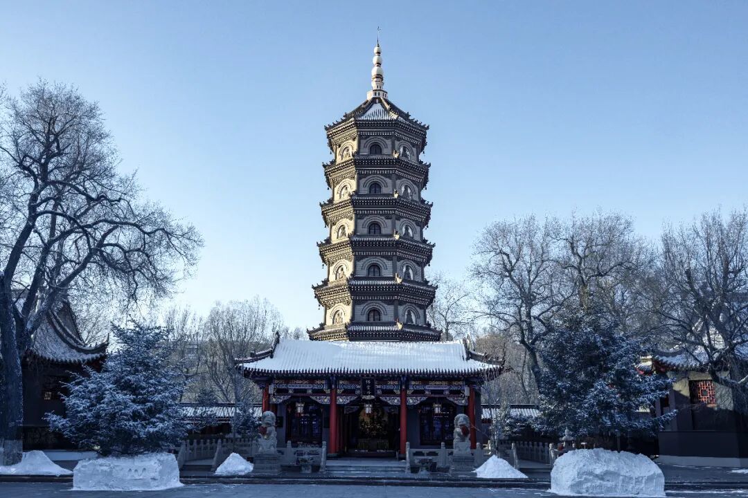 尔滨雪落“极乐净土”，凭啥火出了圈？丨厦门云游寺院摄影展