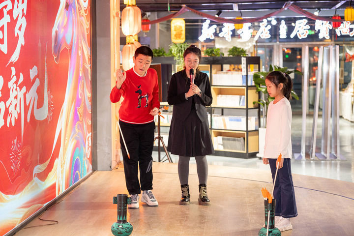 2025年12月31日,读者在长春“这有书”文化空间参加跨年活动。(受访对象供图)