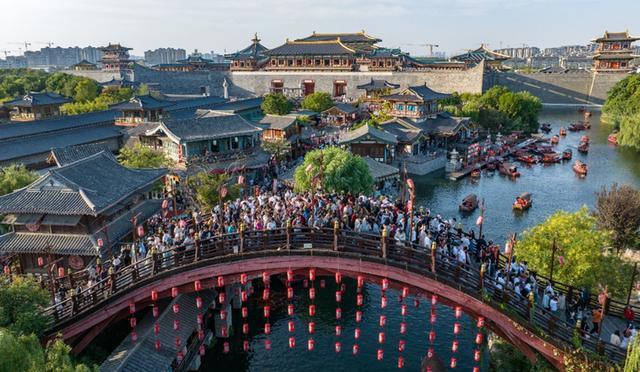 (游客在襄阳市唐城景区游玩。杨东 摄)