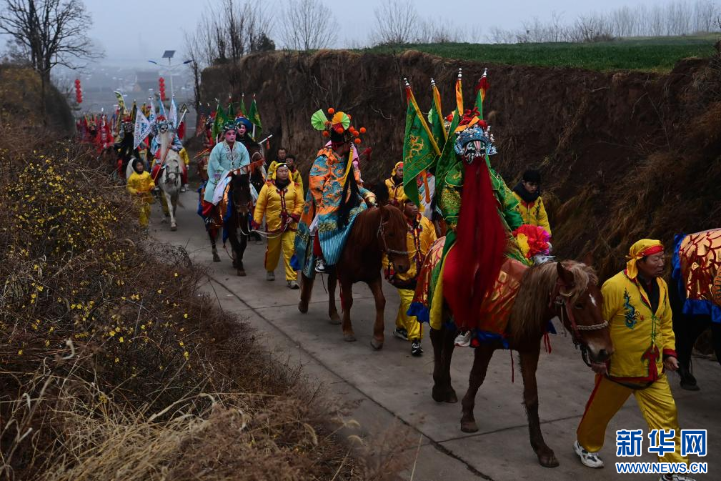 3月2日,陇县黄花峪村社火队在游演途中。新华社记者 邹竞一 摄