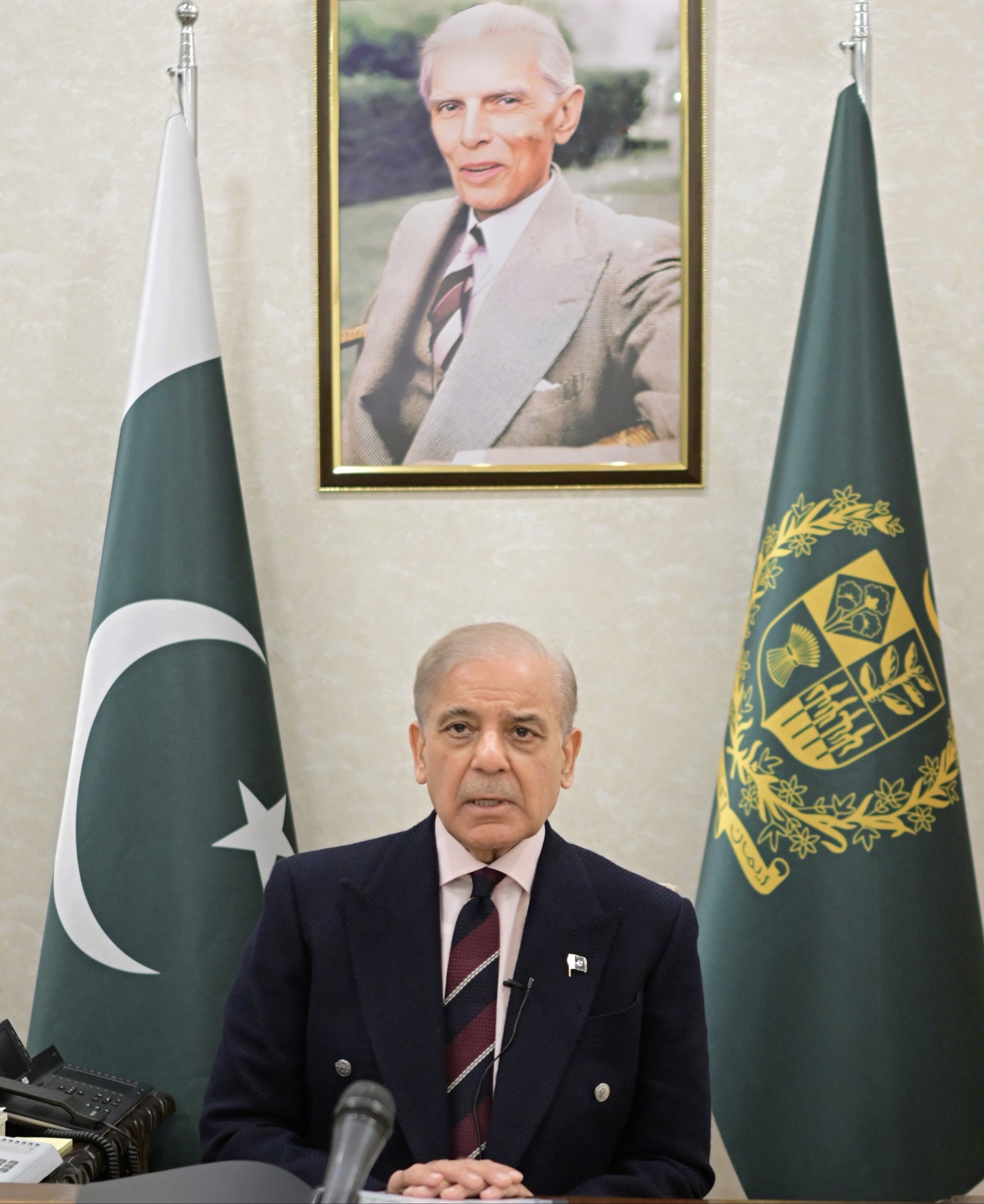 图为巴基斯坦总理夏巴兹4月10日发表电视讲话。新华社发