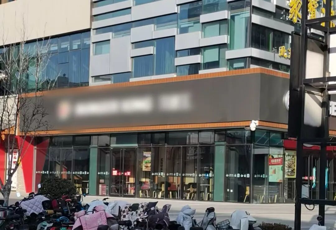 肖贺英所购商铺外景,目前被一家快餐店租赁使用