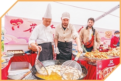 广东省广州市荔湾湖公园里，外国游客体验制作广东美食。吴文军摄（影像中国）