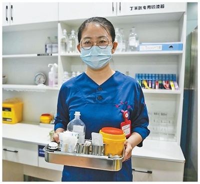 王婷在工作中。