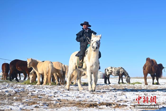 1月5日，马背上的“新牧人”新军。李亚龙 摄