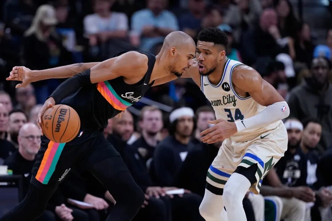 赛场上的文班亚马。图片来自AP