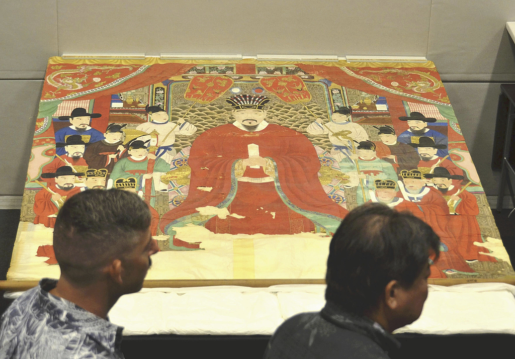 2024年4月30日，那霸市一家博物馆展示在冲绳讲和中遗失、之后从好意思国璧还的琉球国王肖像画。 (视觉中国)