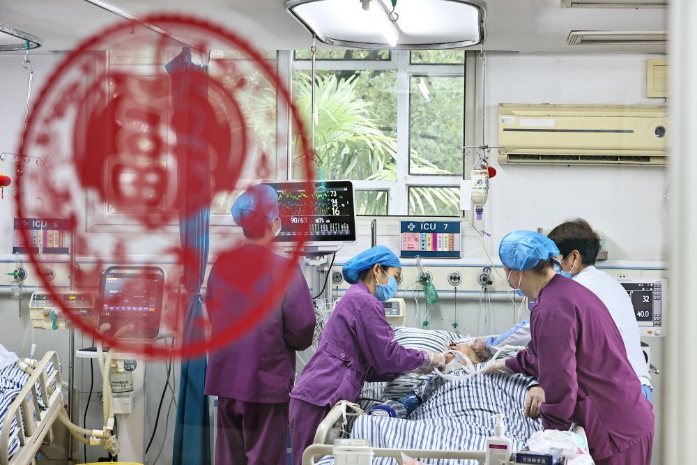 ↑ 2月16日，在浙江省嘉兴市南湖区，海警医院重症监护室的医护人员为患者治疗。新华社发（金鹏摄）