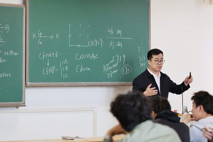 中国民航大学“远航青年突击队”的史磊老师在课堂上给学生授课（4月30日摄）。