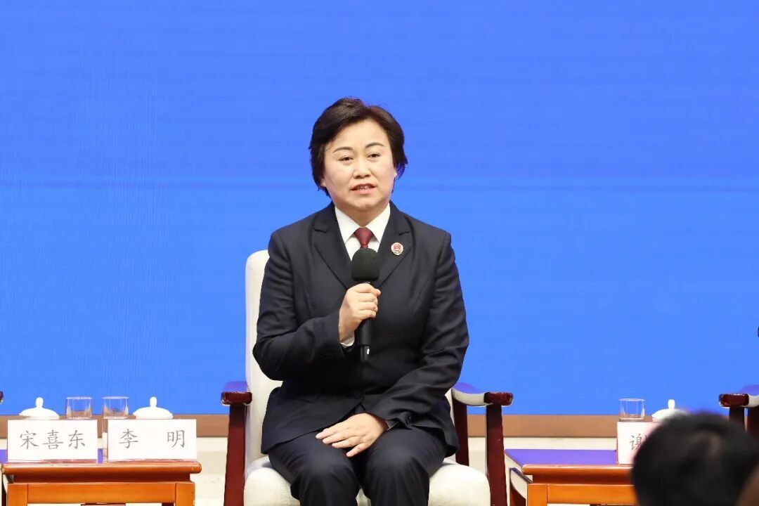 李明答记者问