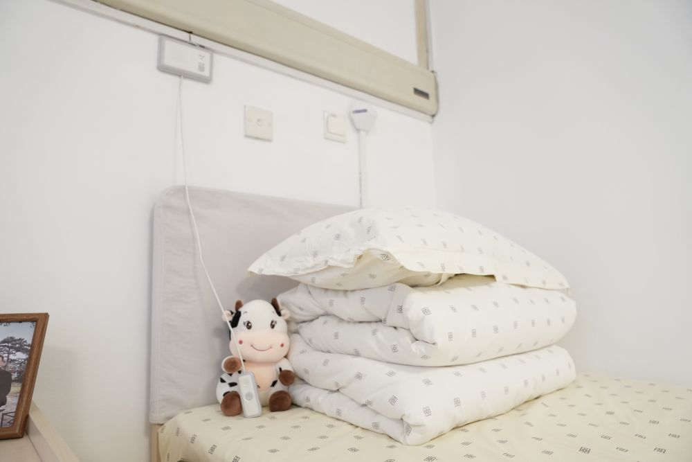 银龄老年公寓的床位旁，都配有对讲装置（2月10日摄）。