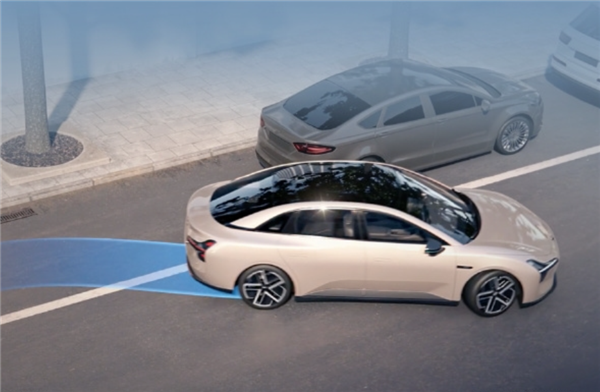 夜间雾天黑衣人闯红灯 小鹏NGP辅助驾驶救其一命