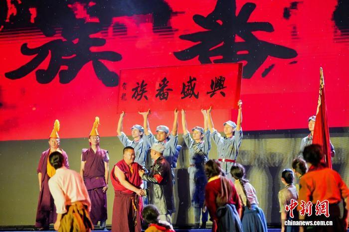 8月20日晚,民族歌舞史诗《兴盛番族》在云南省迪庆州香格里拉市首演。徐俊 摄