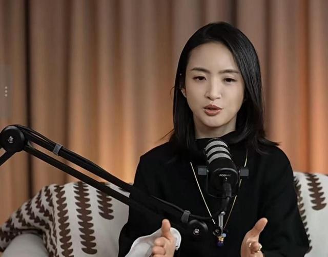 演员林依晨在一档视频播客节目中回顾了自己2009年接受脑下垂体囊肿手术的经历。视频截图