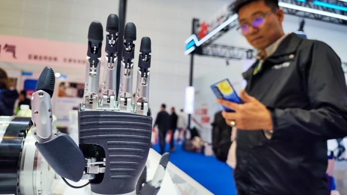 3月18日,天津,不雅众参不雅颖异手机器东谈主开拓。中新社记者 佟郁 摄