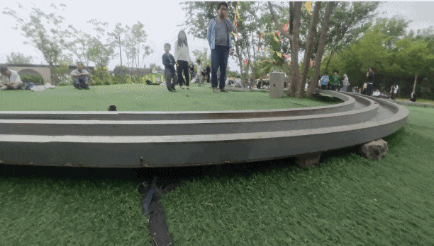 一辆四驱车飞出赛道,撞上了运动相机。(图/记者拍摄)