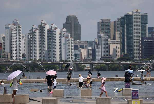 韩国多地遭遇高温天气（来源于央视新闻客户端）