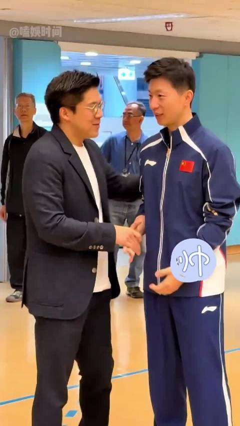 霍启山后退一步接待马龙，细节展现教养与分寸感