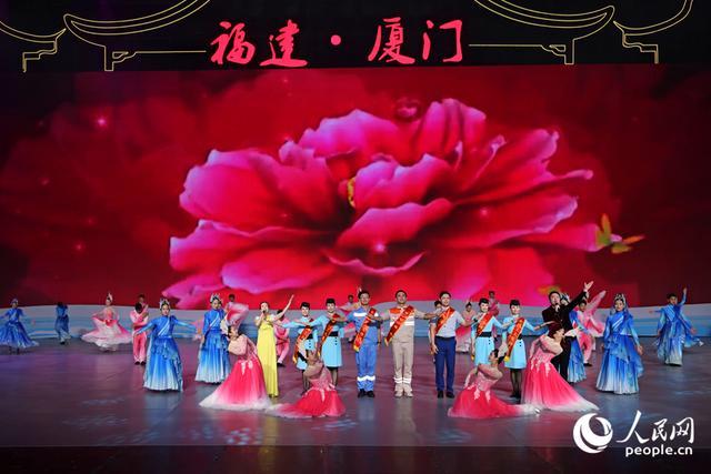 劳模主题独白与歌舞《共和国之恋》。人民网记者 陈博摄