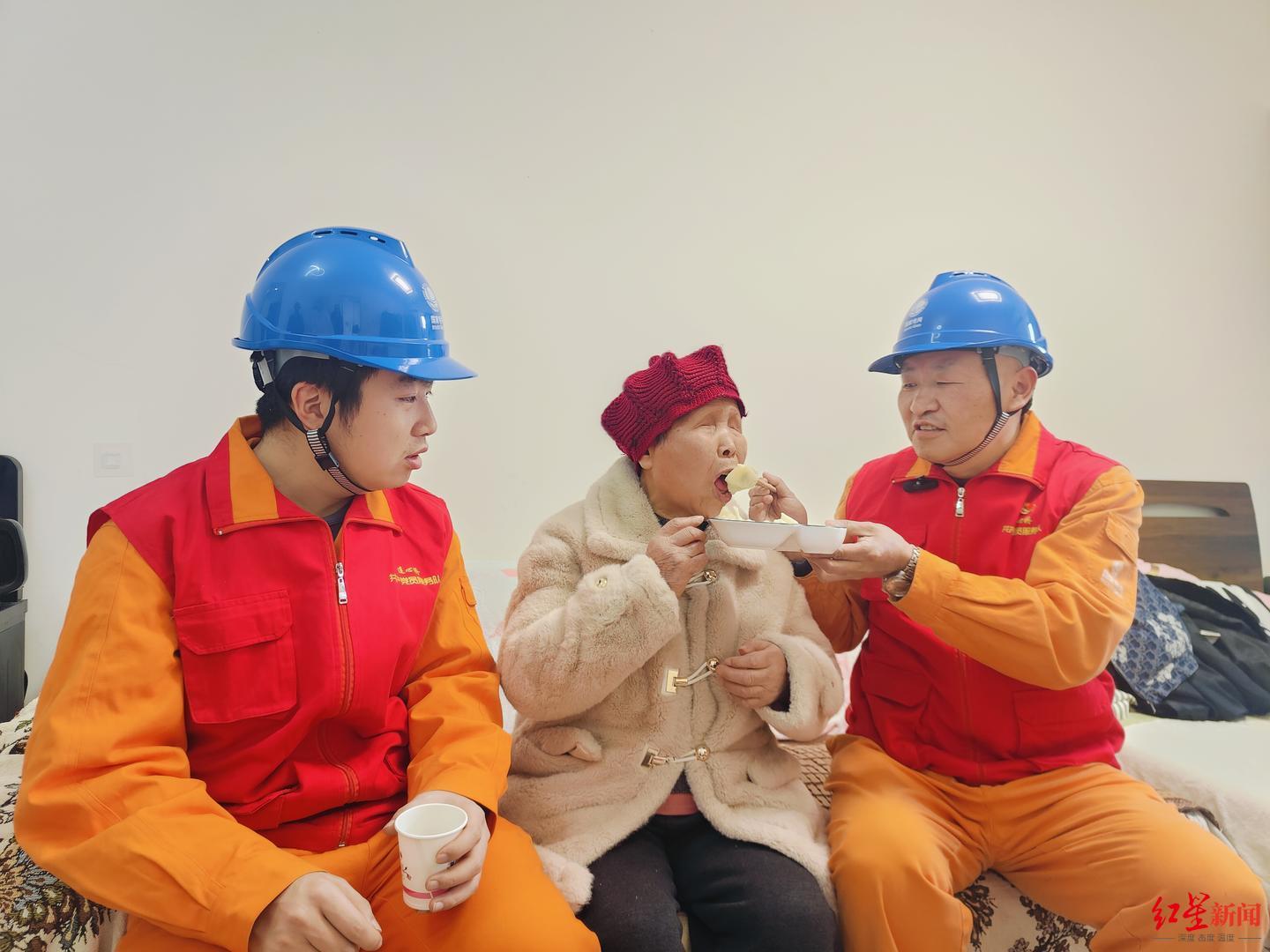 ▲王从亮喂廖婆婆吃饺子